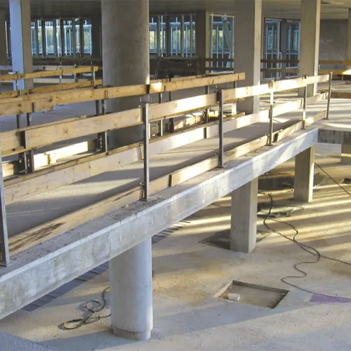 Dübel-Geländerhalter von ROBUSTA-GAUKEL auf der Baustelle