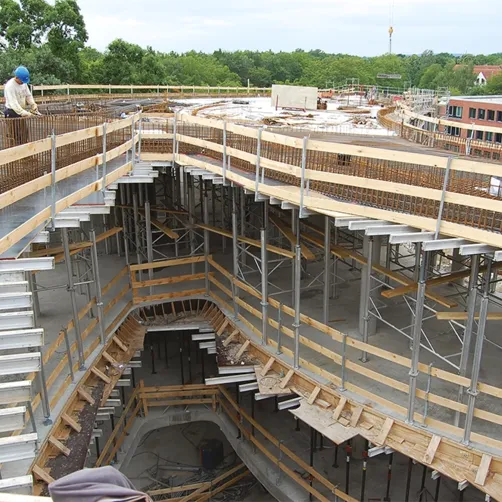 Schraub-Geländerhalter mit Seitenschutzbrettern von ROBUSTA-GAUKEL im Einsatz auf der Baustelle