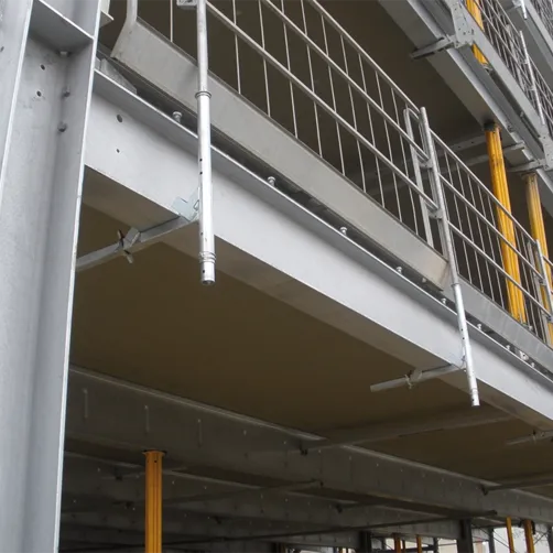 Trägerzwinge zur Befestigung von Steck-Geländerhalter an Stahlträgern im Baustelleneinsatz