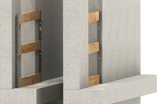 Laibungsschiene an Rohbau-Schacht mit Seitenschutzbrettern